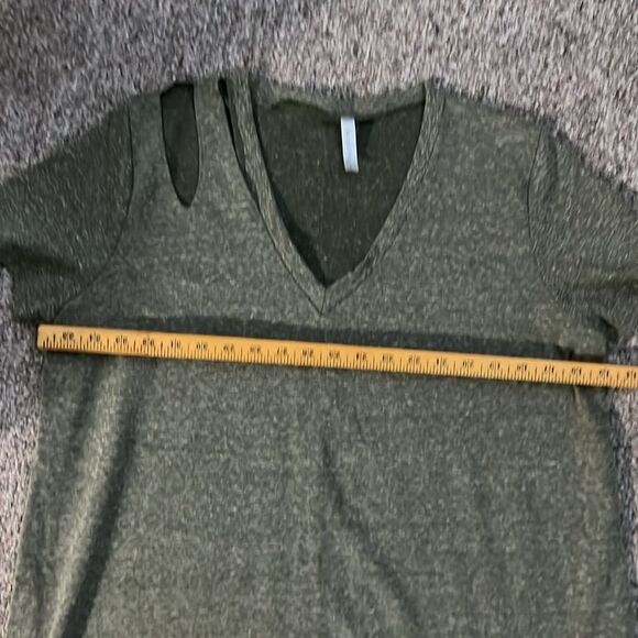 Olive green v-neck cut out shoulder T-shirt Large - Picture 3 of 4